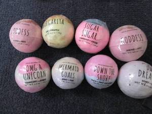 lot 428 image: 8- 4.94 oz Assorted Bath Bombs...