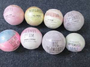 lot 429 image: 8- 4.94 oz Assorted Bath Bombs...