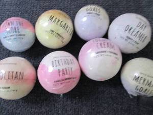 lot 431 image: 8- 4.94 oz Assorted Bath Bombs...