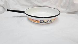 lot 3 image: 70s Vintage Enamel Pan Spice of Life Pattern
