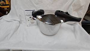 lot 6 image: Chefs Design, Dual Function, 8.5 Qt, 1810 Stainless Pressure Cooker, Like New