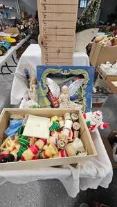 lot 18 image: Vintage Christmas Lot