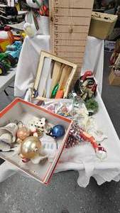 lot 28 image: Vintage Christmas Lot
