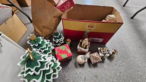 lot 38 image: Vintage Christmas with Gold Sleigh and Hallmark Looney Tunes Display