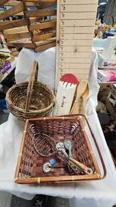 lot 64 image: Egg Crate wKnife Holder and Various Vintage Baking Items