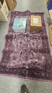 lot 88 image: Follow your Path Jim Shore Basket, Fan Light, Area Rug
