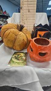 lot 91 image: Halloween Vintage Lot