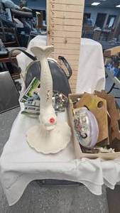 lot 97 image: Chalkwar Fish Sculptuurepursenativity Set