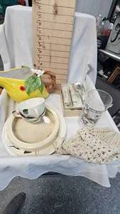lot 103 image: 1970s Lemon Pitcher, comb and brush set, Vintage Misc