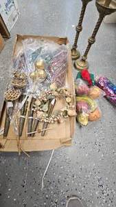 lot 114 image: Floral Dcor and Fruit Dcor with Brass Colored Candlesticks