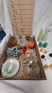 lot 138 image: Salt and Pepper Lot, Leaf Decorative Table Pieces, mini Votives