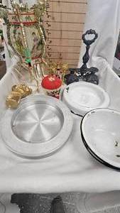 lot 166 image: Enamel Ware and Japanese Style Lamps