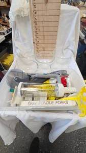 lot 187 image: Kitchen Asst Tools and Pyrex Bowls(5)