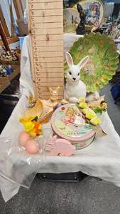 lot 196 image: Vintage Easter Lot