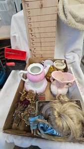lot 211 image: Vintage Tea Set Pieces, Jar, Mini Lunch Box and Additional Vintage