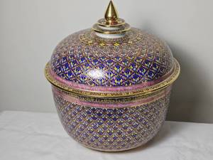 lot 5 image: Stunning Thai Porcelain Benjarong Covered Bowl