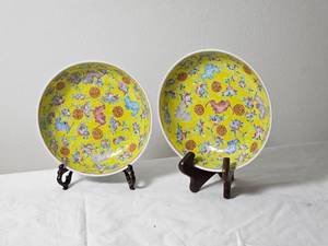 lot 33 image: Chinese Familie Rose Yellow Ground Plates Maked Qing Dynasty