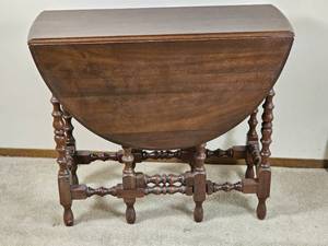 lot 67 image: Antique Victorian Gate Leg Drop Leaf Table