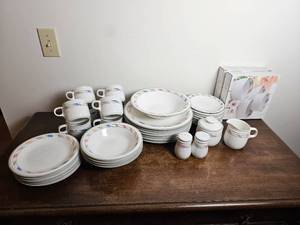 lot 102 image: Studio Nova Dinner Service Set