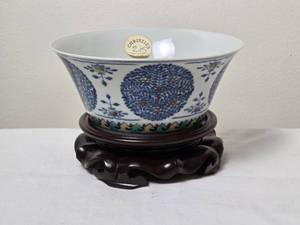 lot 42 image: Stunning Handpainted Antique Chinese Bowl