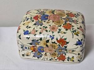 lot 138 image: Vintage Handpainted Kashmiri Lacquered Trinket Box