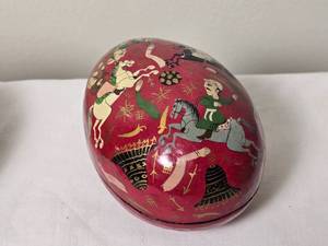 lot 137 image: Brilliant Handpainted Kashmiri Papier Mache Tobacco Jar