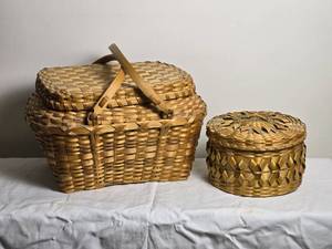 lot 132 image: Vintage Handwoven Navajo Basket Pair