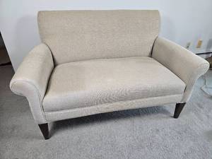 lot 128 image: Contemporary Cream Plush Loveseat
