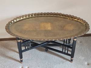 lot 122 image: Vintage Brass Etched Platter Accent Table