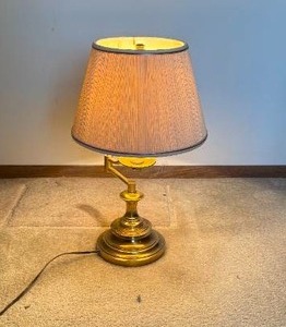 lot 153 image: Classic Brass Swivel Desk Lamp