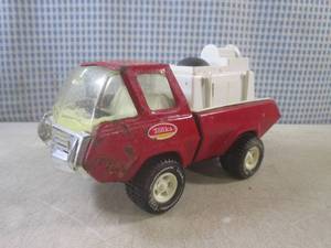 lot 2 image: (F-0) Vintage Tonka Fire Pumper Tru...