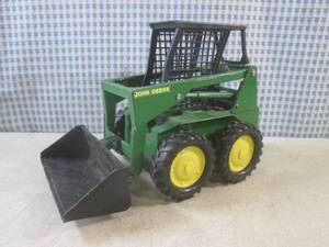 lot 19 image: (CNTR) Vintage Ertl Metal John Deer...