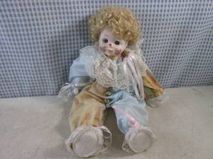 lot 29 image: (FS) Vintage Porcelain Musical Clow...