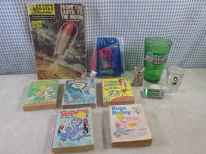 lot 31 image: (BS) Assorted Vintage Collectibles...