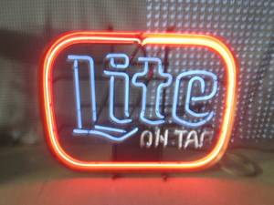 lot 164 image: (FS) Vintage Neon Lite On Tap Bee...