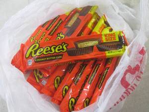 lot 192 image: (B-1) 12 King Size Reeses Peanut Bu...