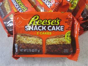 lot 231 image: (B-1) 18 Reeses Snack Cake -2 Cakes...