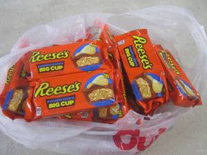 lot 245 image: (B-3) 18 King Size Reeses Potato Ch...
