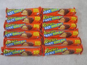 lot 246 image: (B-3) 12 Reeses King Size Fast Brea...