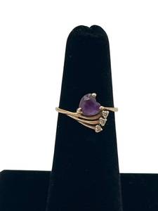 lot 8 image: Vintage Womens 10K Gold & Amethyst Heart Shaped Ring (Size 5) (1.6 Grams Total Weight)