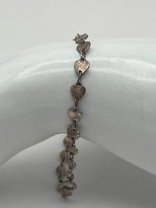 lot 14 image: Vintage 7-inch 925 Sterling Silver Heart Shaped Bracelt (3.8 Grams)