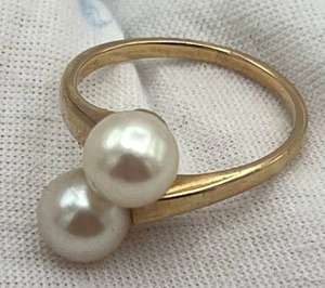 lot 17 image: Vintage Womens 14K Gold & Pearl Ring (Size 6.5) (3.4 Grams)