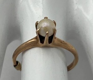 lot 18 image: Womens Vintage 14K Gold & Pearl Ring (Size 6), 5mm Pearl (2.3 grams total weight)