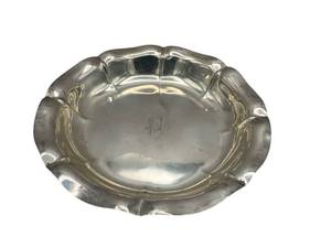 lot 25 image: Vintage Reed & Barton Salem (X1224105) 10.75 Sterling Silver Bowl with Monogram (712 grams)
