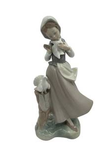 lot 34 image: Vintage Llardo #4915 Girl with Doves Designed by Salvador Debon - 9 Tall