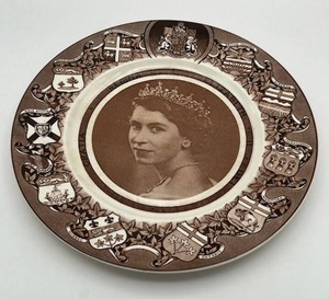 lot 48 image: 1953 Royal Staffordshire Confederation Series Queen Elizabeth 10.5 Collector Plate