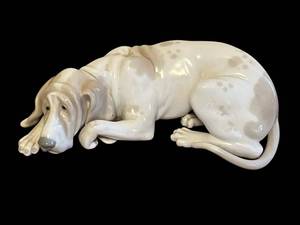 lot 140 image: RARE Vintage Llardo #1067 10-inch Old Dog Porcelain Retired Figurine