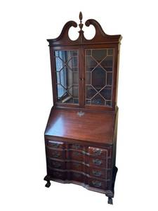 lot 153 image: Vintage Monitor Furniture Co. Solid Cherry Traditional Style 36 Secretary Desk with Pediment Display Bookcase (83.5 T x 36 W x 20.5 D)