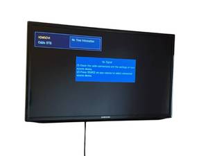 lot 160 image: Samsung 32-inch TV with Wall Mount in Working Condition - No Remote