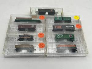 lot 312 image: Nice New Lot of Micro Trains Z-Scale Northern Pacific & Great Northern
